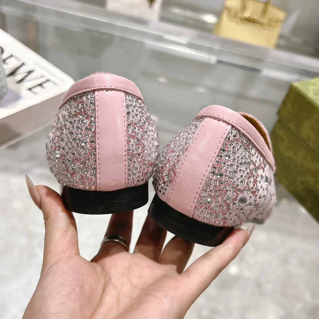 👟👟Ex-factory price 502👟👟 Pink G diamond (35-41) (401/42 customized) As an outstanding representative of Gucci’s design heritage, the Jordaan series of loafers with horsebit buckles vividly highlight the classic and elegant style. Crafted from the brand's signature monogram canvas, this shoe is timeless. Made from soft material and with a refined, smooth silhouette, these shoes are a perfect expression of everyday elegance. Pink GG canvas Women Light gold tone hardware Horsebit faceted crystal detail Leather sole